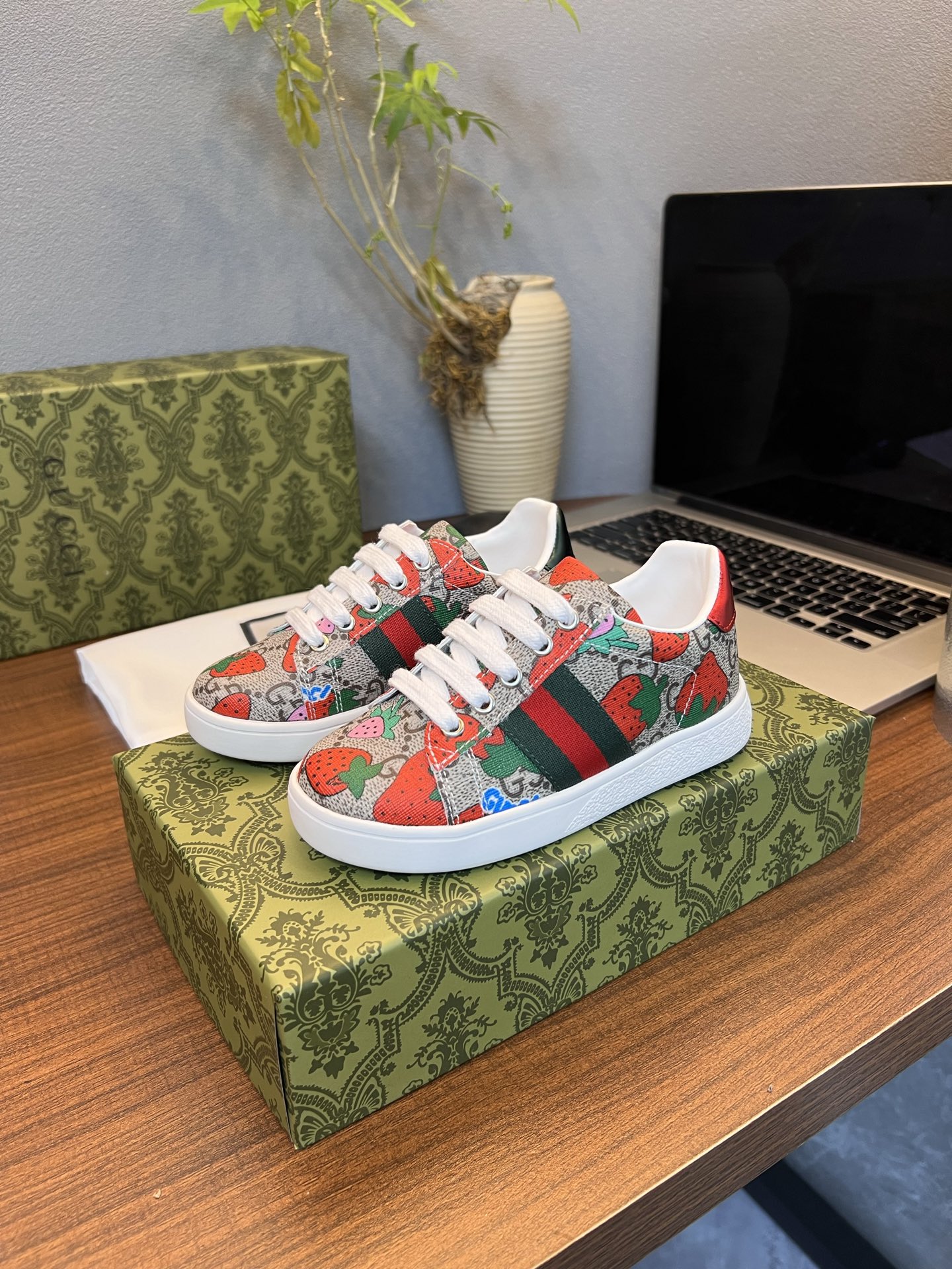 Children's shoes child
